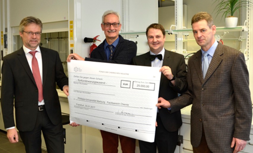 Mit den Fördermitteln des Fonds kann der Fachbereich Chemie der Universität Marburg ein neues Infrarotspektrometer, Feinchemikalien und Spezialapparaturen für den Umgang mit Fluor finanzieren. Im Bild von links: Gregor Disson, Geschäftsführer des VCI-Landesverbandes Hessen; Gerd Schlechtriemen, VCI; Professor Florian Kraus, Chef der Fluorchemie in der Anorganischen Chemie des Fachbereichs Chemie; Professor Peter Ludwig Graumann, Dekan des Fachbereichs Chemie. - Foto: © Philipps-Universität Marburg / Andrea Ruppel Mit den Fördermitteln des Fonds kann der Fachbereich Chemie der Universität Marburg ein neues Infrarotspektrometer, Feinchemikalien und Spezialapparaturen für den Umgang mit Fluor finanzieren. Im Bild von links: Gregor Disson, Geschäftsführer des VCI-Landesverbandes Hessen; Gerd Schlechtriemen, VCI; Professor Florian Kraus, Chef der Fluorchemie in der Anorganischen Chemie des Fachbereichs Chemie; Professor Peter Ludwig Graumann, Dekan des Fachbereichs Chemie. - Foto: © Philipps-Universität Marburg / Andrea Ruppel