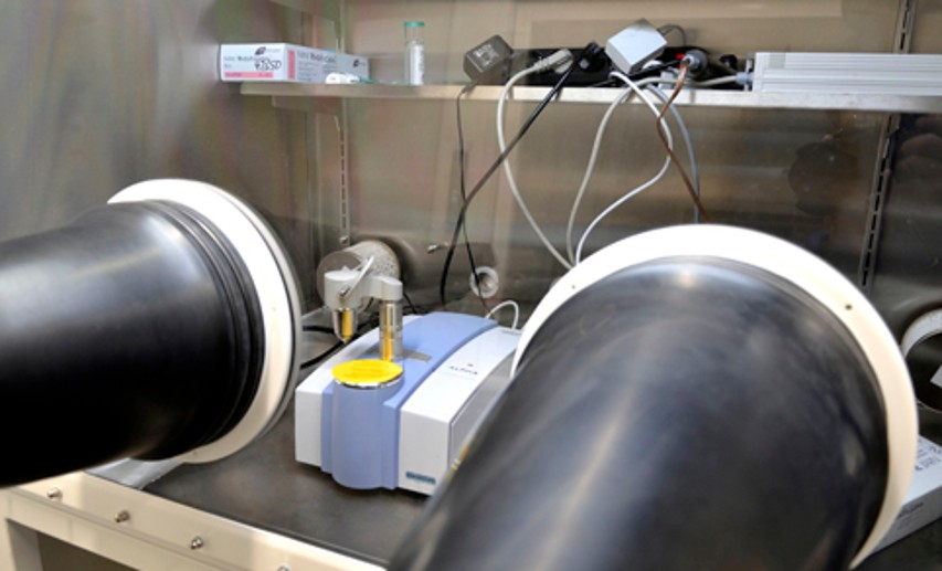 Das neue Infrarotspektrometer wird den Studierenden dabei helfen, mit modernen präparativen Methoden innovative Funktionsmaterialien anorganischer Provenienz zu entwickeln. - Foto: 
