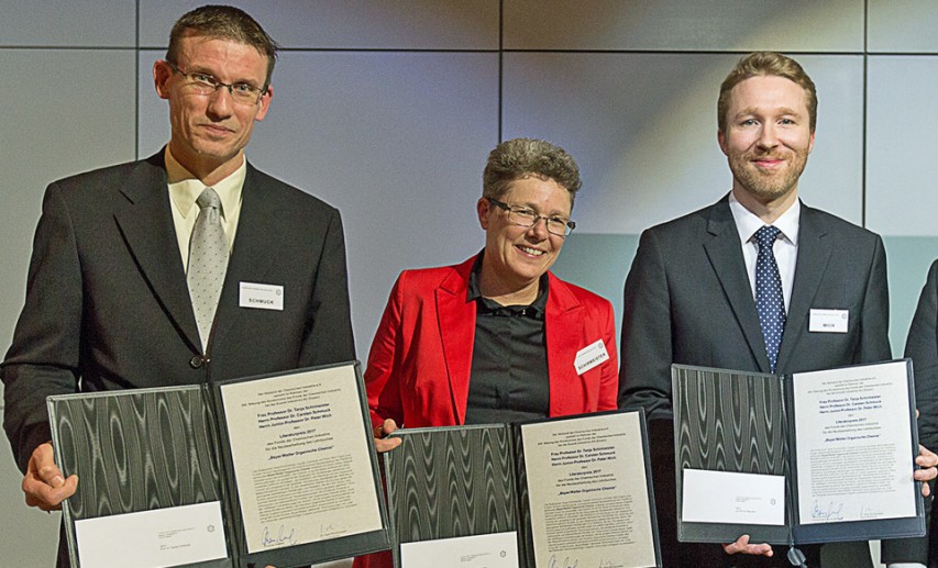 Ausgezeichnet für ihre Neubearbeitung des Lehrbuch-Klassikers "Beyer/Walter: Organische Chemie" (von links): Professor Dr. Carsten Schmuck, Universität Duisburg-Essen; Professorin Dr. Tanja Schirmeister, Universität Mainz; Junior-Professor Dr. Peter Wich, Universität Mainz. - Foto: © VCI/Elschner