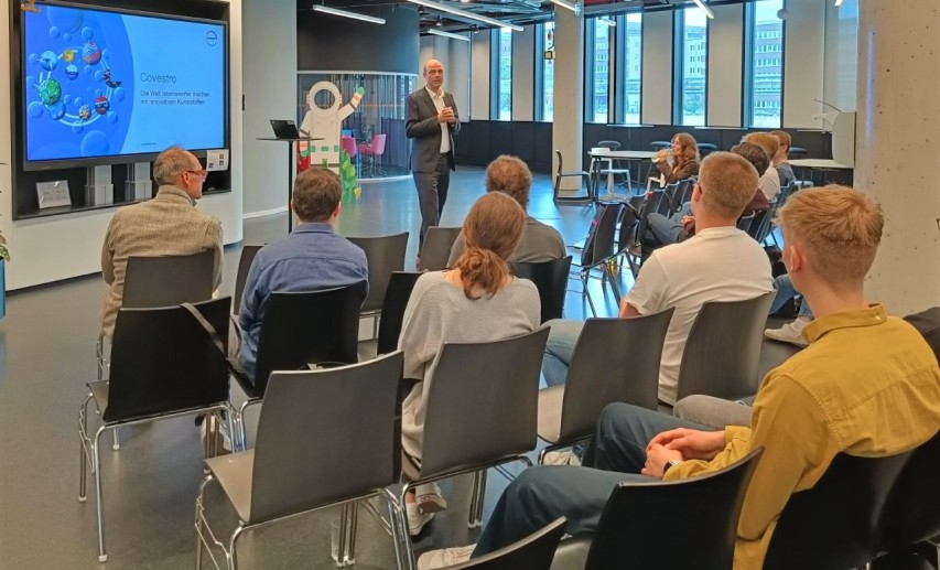 Jungforscher bekommen Einblicke in die Arbeits- und Forschungswelt von Covestro. Jungforscher bekommen Einblicke in die Arbeits- und Forschungswelt von Covestro.
