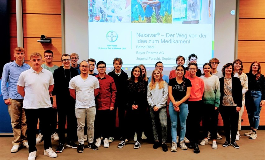 Preisträgerinnen und Preisträger hören wie Medikamentenentwicklung funktioniert und besichtigen Pharmaforschungslabore. Preisträgerinnen und Preisträger hören wie Medikamentenentwicklung funktioniert und besichtigen Pharmaforschungslabore.