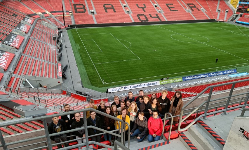 Preisträgerinnen und Preisträger Chemie von Jugend forscht besichtigen die BayArena als Abschluss des ersten Tages. © VCI/Weidmann