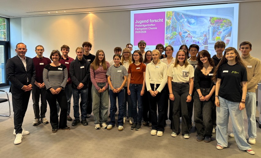 Jugend forscht Finalisten mit Thomas Wessel (ganz links) bei Evonik.