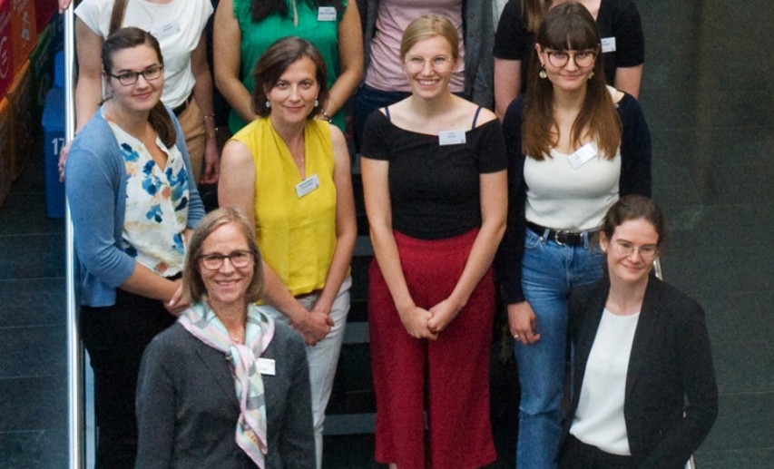 Frauenpower: Dr. Stefanie Kiefer (1. Reihe l.), stellv. Geschäftsführerin der Stiftung Stipendien-Fonds, und Dr. Sonja Wendenburg (1. Reihe r.), Referentin für Hochschulförderung beim Fonds der Chemischen Industrie, gemeinsam mit den 30 Doktorandinnen aus der Chemie und Biochemie. 