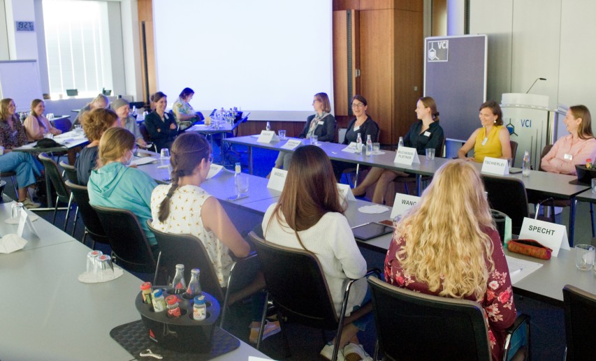Die Tagung wird seit 2004 alle zwei Jahre vom FCI in Frankfurt durchgeführt und inhaltlich von den Mitgliedern des Netzwerks FREQ (Female Research Equality) gestaltet. Das vollständige Foto wird Ihnen bei Klick auf das Bild angezeigt. © VCI/Fuest