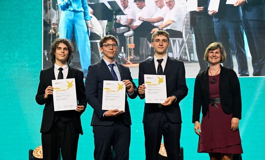 Jugend forscht - Bundessieger-Chemie 2026 (von links): Levi Jekic, Lennart Antritter und Alexander kluge mit Dr. Verena Weidmann (FCI) © Jugend forscht 