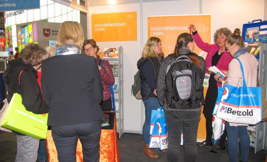 Am Stand des Fonds der Chemischen Industrie auf der didacta 2018 herrschte reges Treiben - Foto: © VCI/Kühr