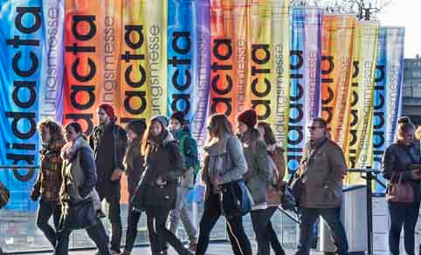 Rund 90.000 Besucher werden 2017 in Stuttgart auf Europas größter Fachmesse für Bildung, der didacta, erwartet, um sich über die Zukunft des Lehrens und Lernens zu informieren. Der VCI ist mit seinem Förderwerk Fonds der Chemischen Industrie und dessen Programm „Schulpartnerschaft Chemie" mit dabei. - Foto: © Koelnmesse GmbH, Thomas Klerx Rund 90.000 Besucher werden 2017 in Stuttgart auf Europas größter Fachmesse für Bildung, der didacta, erwartet, um sich über die Zukunft des Lehrens und Lernens zu informieren. Der VCI ist mit seinem Förderwerk Fonds der Chemischen Industrie und dessen Programm „Schulpartnerschaft Chemie" mit dabei. - Foto: © Koelnmesse GmbH, Thomas Klerx