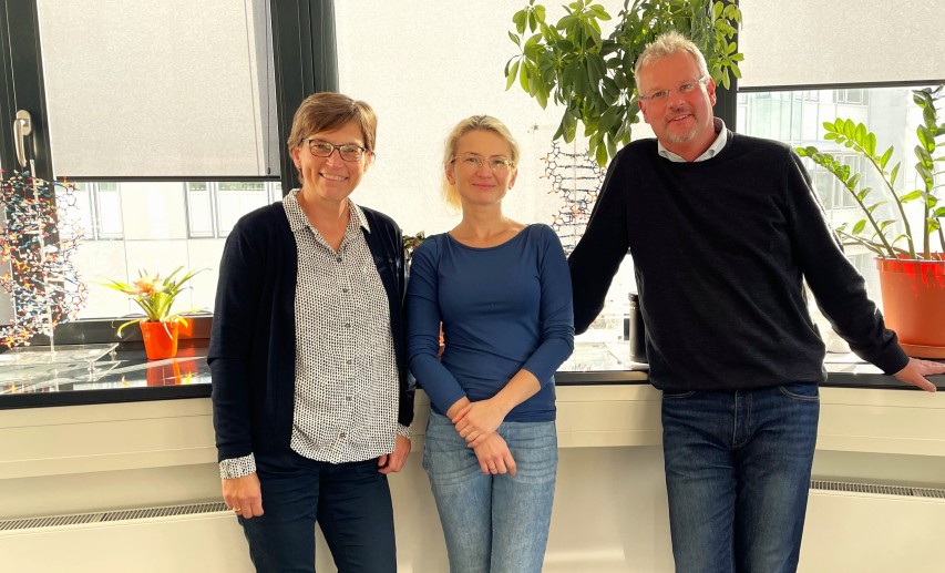 Zu sehen von links nach rechts: Birgit Carell, Dr. Anna Holovan, Prof. Thomas Carell. © Dr. Nada Raddaoui