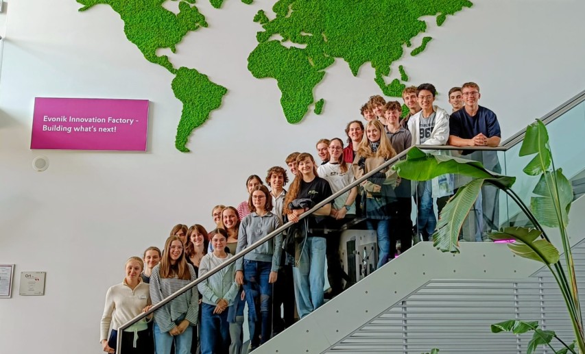 Preisträgerinnen und Preisträger Chemie von Jugend forscht besichtigen die Innovation Factory von Evonik.