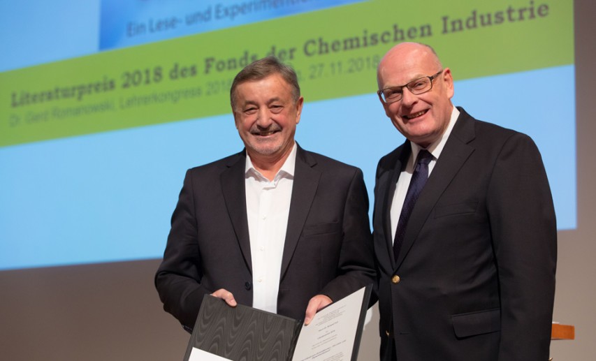 Von links: Preisträger Dr. Roland Full; Dr. Gerd Romanowski, Geschäftsführer des Fonds der Chemischen Industrie. - Foto: © ChemieBW/Eppler