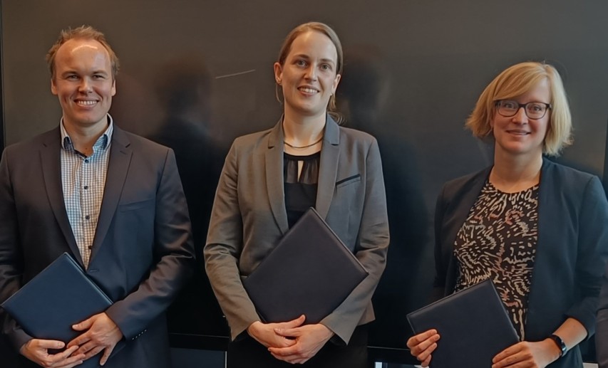 Dr. Gregor Kieslich, Prof. Dr. Vera Krewald und Jun.-Prof. Dr. Ann-Christin Pöppler bei der Preisverleihung im Rahmen der 210. Kuratoriumssitzung in Leverkusen. Jun.-Prof. Dr. Max Hansmann erhielt den Preis bereits im Mai. © VCI/Weidmann Dr. Gregor Kieslich, Prof. Dr. Vera Krewald und Jun.-Prof. Dr. Ann-Christin Pöppler bei der Preisverleihung im Rahmen der 210. Kuratoriumssitzung in Leverkusen. Jun.-Prof. Dr. Max Hansmann erhielt den Preis bereits im Mai. © VCI/Weidmann