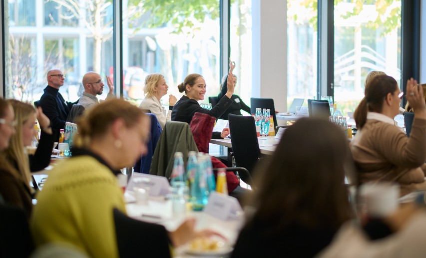 Beim 43. FORUM Kommunikation diskutierten Expertinnen und Experten über Trends und Herausforderungen der Medienwelt. © Chemieverbände Hessen / Ivgenia Möbus