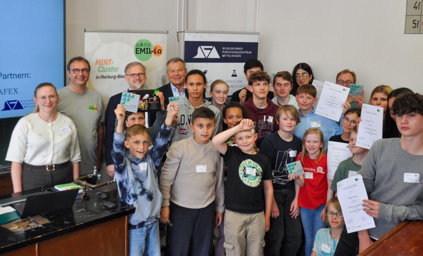 Schülerinnen und Schüler beim MarBiNa-Nachwuchspreis im Chemikum Marburg. &copy; Stadt Marburg / Frauenstein