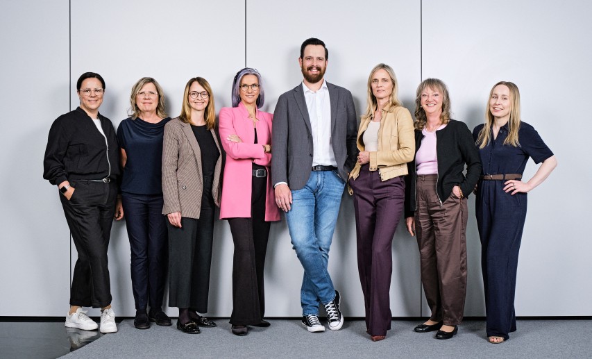 Mit fachlicher Expertise und hohem Engagement vertritt das Team des VCI Hessen die industriepolitischen Interessen unserer Branche und setzt sich aktiv für wettbewerbsfähige Rahmenbedingungen ein. Unser Fokus liegt auf den Themen Energie, Umwelt, Gesundheit und Bildung. Der persönliche Austausch mit Ihnen ist uns besonders wichtig, weshalb wir jederzeit für Sie ansprechbar sind. 