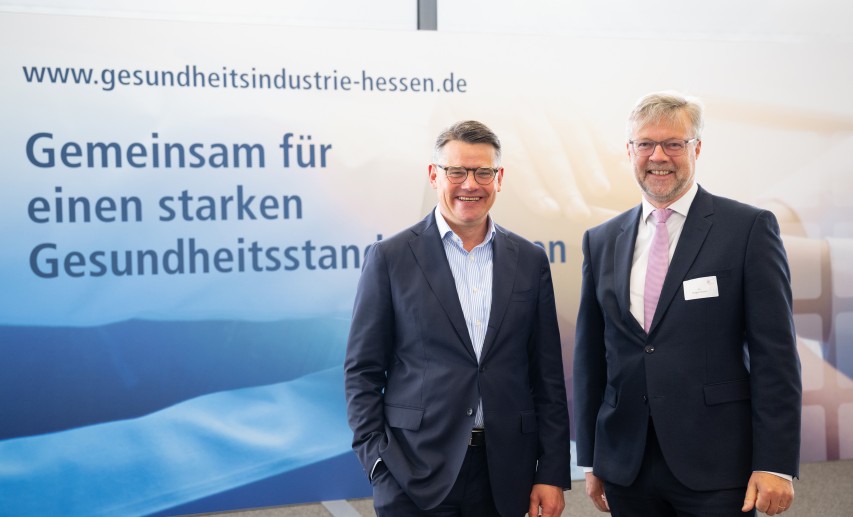 Die IGH als starker Partner – Ministerpräsident Rhein gratuliert zum 10-jährigen Bestehen. (V.l.) Ministerpräsident Boris Rhein, Gregor Disson (Geschäftsführer VCI Landesverband Hessen) © Initiative Gesundheitsindustrie Hessen