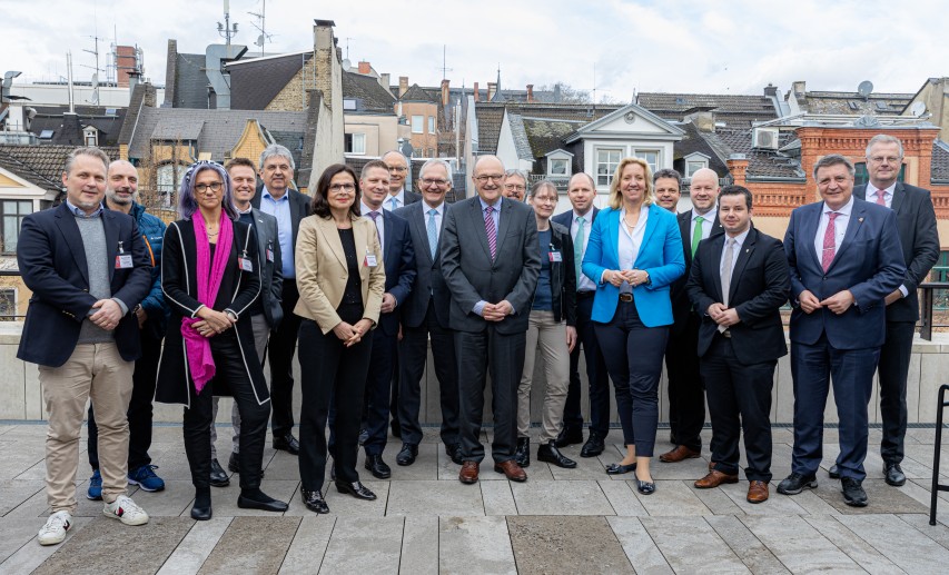 Austausch zum Wissenschafts- und Gesundheitsstandort Hessen: Hessens CDU-Fraktionschefin Ines Claus hat sich mit Vertreterinnen und Vertretern der Forschung und des VCI Hessen getroffen. © CDU Hessen