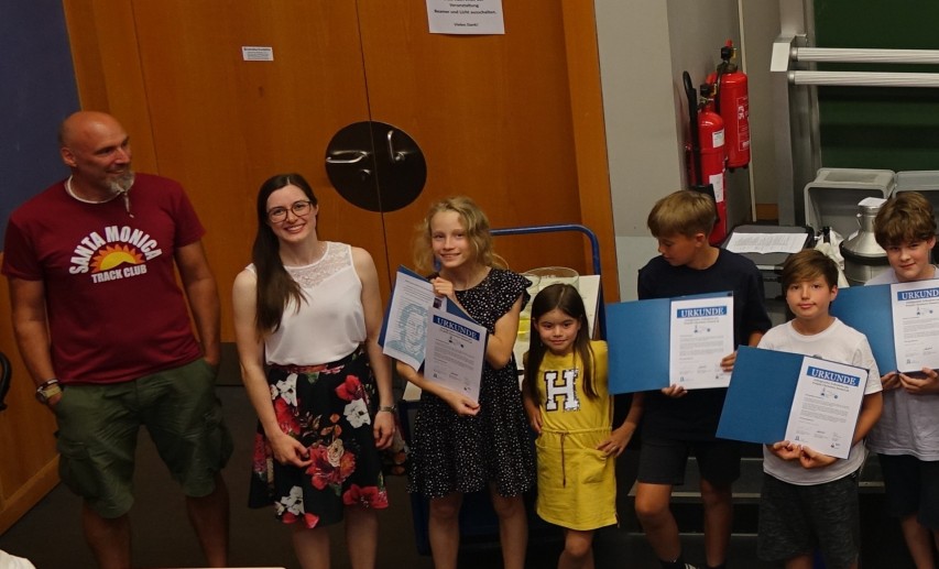 Am Abschlussfest nahmen die Familien ihre Urkunden entgegen. © Institut für Didaktik der Chemie (Goethe-Universität Frankfurt) 