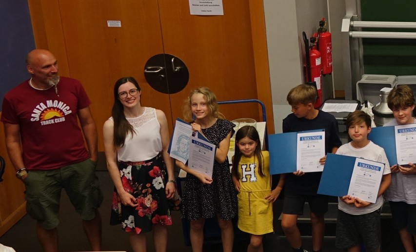 Am Abschlussfest nahmen die Familien ihre Urkunden entgegen. © Institut für Didaktik der Chemie (Goethe-Universität Frankfurt) Am Abschlussfest nahmen die Familien ihre Urkunden entgegen. © Institut für Didaktik der Chemie (Goethe-Universität Frankfurt)