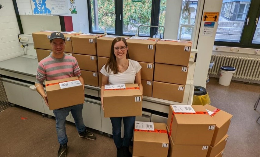 Vorab erhielten die Familien Labor-Kits mit Laborgeräten und –materialien. © Institut für Didaktik der Chemie (Goethe-Universität Frankfurt) Vorab erhielten die Familien Labor-Kits mit Laborgeräten und –materialien. © Institut für Didaktik der Chemie (Goethe-Universität Frankfurt)
