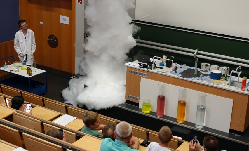 Bei der Experimentalshow am Abschlussfest konnten sich die Familien zurücklehnen und staunen. © Institut für Didaktik der Chemie (Goethe-Universität Frankfurt) Bei der Experimentalshow am Abschlussfest konnten sich die Familien zurücklehnen und staunen. © Institut für Didaktik der Chemie (Goethe-Universität Frankfurt)