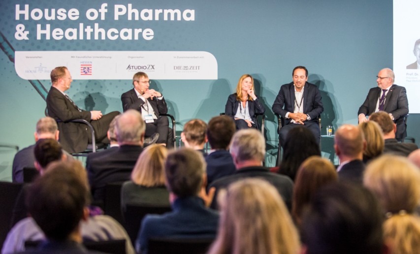 Podiumsdiskussion: Infektionskrankheiten bekämpfen – was haben wir aus bisherigen Pandemien gelernt? (V.l.) Jan Schweitzer (Moderation), Prof. Dr. Klaus Cichutek (Paul-Ehrlich-Institut), Prof. Dr. Susanne Herold (Universitätsklinikum Gießen und Marburg), Dr. Daniel Kalanovic (Pfizer Deutschland GmbH), Dr. Georg Kippels (CDU/CSU-Bundestagsfraktion) © HoPH/Walther Podiumsdiskussion: Infektionskrankheiten bekämpfen – was haben wir aus bisherigen Pandemien gelernt? (V.l.) Jan Schweitzer (Moderation), Prof. Dr. Klaus Cichutek (Paul-Ehrlich-Institut), Prof. Dr. Susanne Herold (Universitätsklinikum Gießen und Marburg), Dr. Daniel Kalanovic (Pfizer Deutschland GmbH), Dr. Georg Kippels (CDU/CSU-Bundestagsfraktion) © HoPH/Walther