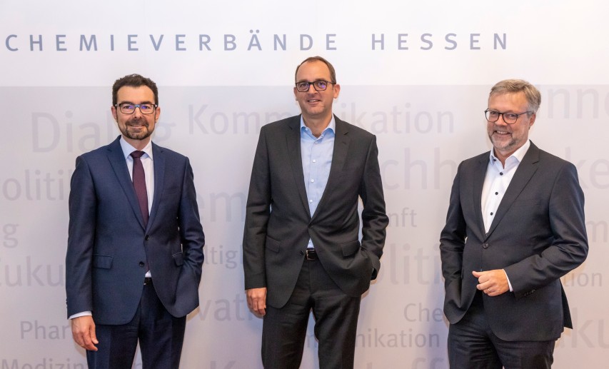 Dirk Meyer von HessenChemie, Oliver Coenenberg von Sanofi-Aventis Deutschland GmbH und Gregor Disson vom VCI Hessen. © Chemieverbände Hessen Dirk Meyer von HessenChemie, Oliver Coenenberg von Sanofi-Aventis Deutschland GmbH und Gregor Disson vom VCI Hessen. © Chemieverbände Hessen