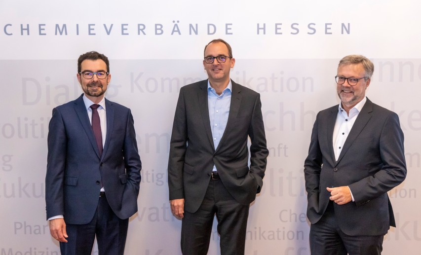 Dirk Meyer von HessenChemie, Oliver Coenenberg von Sanofi-Aventis Deutschland GmbH und Gregor Disson vom VCI Hessen. © Chemieverbände Hessen