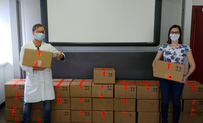Abb. 2: Projektstart im Oktober 2020 – insgesamt 30 Labor-Kits finden ihren Weg zu den Familien nachhause. / © Institut für Didaktik der Chemie (Goethe-Universität Frankfurt) Abb. 2: Projektstart im Oktober 2020 – insgesamt 30 Labor-Kits finden ihren Weg zu den Familien nachhause. / © Institut für Didaktik der Chemie (Goethe-Universität Frankfurt)