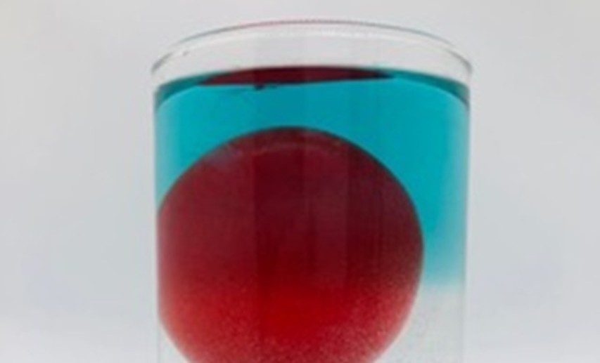 Naturwissenschaften in der künstlerischen Perspektive. Süß und Salzwasser haben unterschiedliche Dichte. Diese Eigenschaft ist nicht nur ein Motor der globalen Meereszirkulation, es ist auch das Geheimnis hinter diesem Kunstwerk. Foto: 3up Naturwissenschaften in der künstlerischen Perspektive. Süß und Salzwasser haben unterschiedliche Dichte. Diese Eigenschaft ist nicht nur ein Motor der globalen Meereszirkulation, es ist auch das Geheimnis hinter diesem Kunstwerk. Foto: 3up