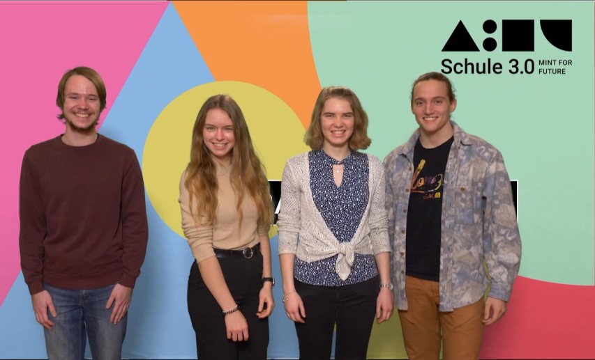 Von links nach rechts: Benjamin Kunkel (Materialwissenschaften TU Darmstadt), Selina Müller (Chemie, Uni Leipzig), Joelina Gärtner (Regio Chimica, Uni Freiburg und UHA Mulhouse) und Pablo Del Rio (Mathematik, TU Darmstadt) © ZFC Von links nach rechts: Benjamin Kunkel (Materialwissenschaften TU Darmstadt), Selina Müller (Chemie, Uni Leipzig), Joelina Gärtner (Regio Chimica, Uni Freiburg und UHA Mulhouse) und Pablo Del Rio (Mathematik, TU Darmstadt) © ZFC