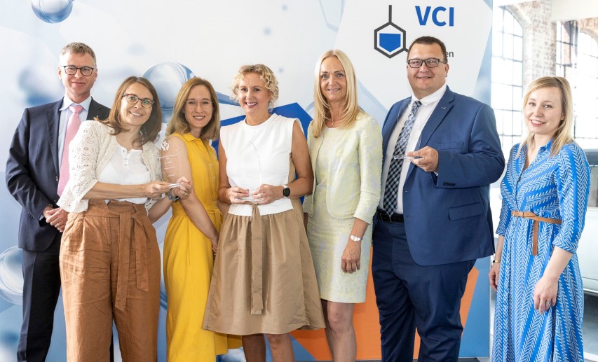 v.l.n.r.: Hans Becher, Andrea Marquart, Dr. Birte Herrmann (Merck), Silke Wodarczak, Kerstin Oberhaus, Dr. Joachim Dahm (Evonik), Holger Freyaldenhoven (Kemper System), Anne Meister (VCI Hessen) © Arne Landwehr