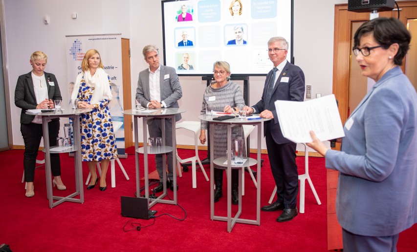 Die Diskutanten auf dem Podium (v.l.): Stephanie Albrecht-Suliak, IGBCE, Dr. Isabella Erb-Hermann, AOK, Dr. Matthias Wernicke, Merck, Kordula Schulz-Asche (Bündnis 90/Die Grünen), Prof. Dr. Andrew Ullmann (FDP) © Initiative Gesundheitsindustrie Hessen Die Diskutanten auf dem Podium (v.l.): Stephanie Albrecht-Suliak, IGBCE, Dr. Isabella Erb-Hermann, AOK, Dr. Matthias Wernicke, Merck, Kordula Schulz-Asche (Bündnis 90/Die Grünen), Prof. Dr. Andrew Ullmann (FDP) © Initiative Gesundheitsindustrie Hessen