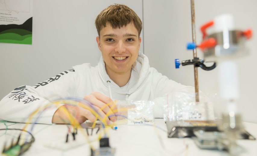 Henrik Fuchs gewinnt den Sonderpreis „Chemie“ beim hessischen Landeswettbewerb „Jugend forscht“.