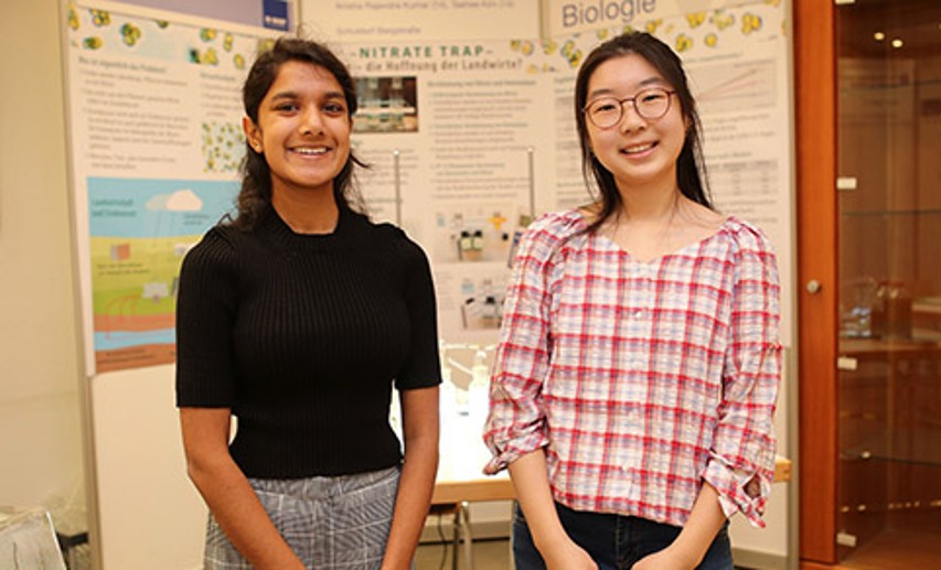  Für ihr Projekt: ,, Nitrate Trap- Algen, die Hoffnung der Landwirtschaft?“ wurden Anisha Rajendra Kumar und Tahee Kim vom Schuldorf Bergstraße in Seeheim-Jugenheim mit dem ersten Platz im Fachgebiet Biologie ausgezeichnet. 