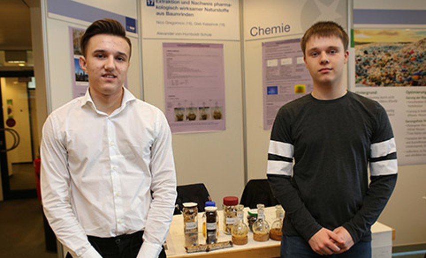  ,,Extraktion und Nachweis pharmakologisch wirksamer Naturstoffe aus Baumrinden“, das ist das Projekt von Nico Gregorincic und Gleb Kalashnik von der Alexander-von-Humboldt-Schule in Viernheim. Sie sind die diesjährigen Preisträger im Fachgebiet Chemie.