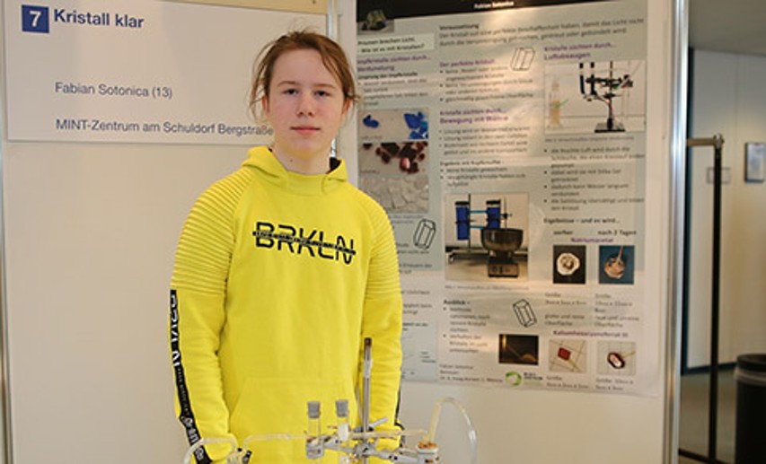 Schüler experimentieren: ,,Kristall klar“, das ist das Projekt von Fabian Sotonica vom MINT-Zentrum am Schuldorf Bergstraße in Seeheim-Jugenheim. Er ist der diesjährige Preisträger im Fachgebiet Chemie. 