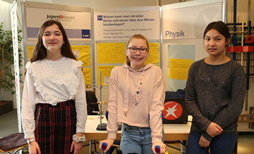 Schüler experimentieren: Das Gewinnerprojekt des Fachgebiets Physik kommt von Triana Abdel-Karim, Julia Zinnäcker und Fiona Hanning. Das Projekt der Schülerinnen des Goethe-Gymnasiums in Bensheim ist: ,,Warum kann man mit einer Kerze und einem Glas eine Münze trockenlegen?“