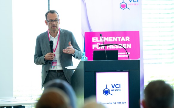 Dr. Joachim Kreysing, Landesvorsitzender des VCI Hessen, leitet die Mitgliederversammlung.