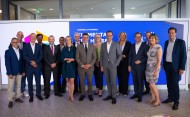 Die Vorstandsmitglieder, Geschäftsführung des VCI Hessen, Ines Claus, CDU-Fraktionsvorsitzende und Elke Barth, SPD-Landtagsabgeordnete mit Ministerpräsident Boris Rhein bei der Mitgliederversammlung vom 01. Juli 2025.