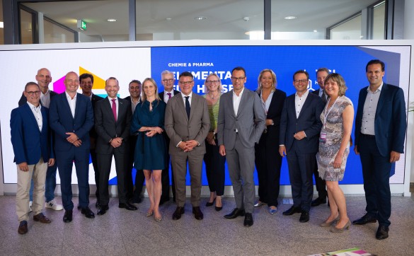 Die Vorstandsmitglieder, Geschäftsführung des VCI Hessen, Ines Claus, CDU-Fraktionsvorsitzende und Elke Barth, SPD-Landtagsabgeordnete mit Ministerpräsident Boris Rhein bei der Mitgliederversammlung vom 01. Juli 2025.