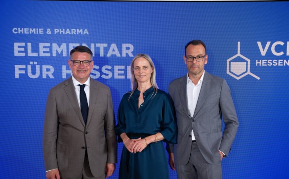 Ministerpräsident Boris Rhein, Sula Lockl, Geschäftsführerin des VCI Hessen und Dr. Joachim Kreysing, Landesvorsitzender des VCI Hessen, bei der Mitgliederversammlung 2025.
