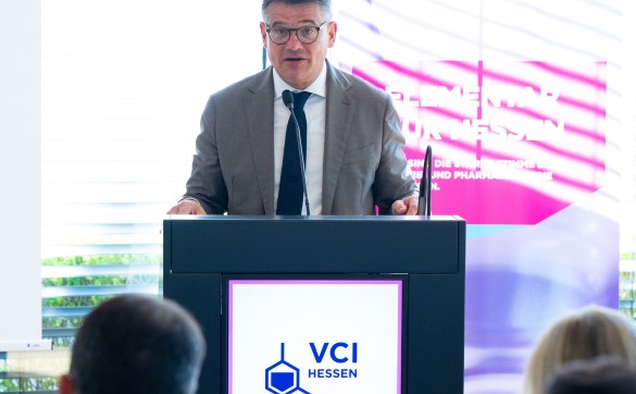 Ministerpräsident Boris Rhein betont in seinem Grußwort die Bedeutung der Chemie- und Pharmabranche in Hessen.