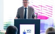 Ministerpräsident Boris Rhein betont in seinem Grußwort die Bedeutung der Chemie- und Pharmabranche in Hessen.