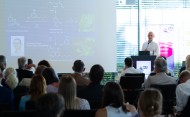 Chemie-Nobelpreisträger Professor Benjamin List begeistert in seinem Vortrag für seinen Forschungsbereich der Kohlenforschung. 
