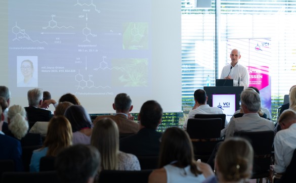 Chemie-Nobelpreisträger Professor Benjamin List begeistert in seinem Vortrag für seinen Forschungsbereich der Kohlenforschung. 