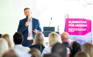 Dr. Thomas Eberle erläutert in seinem Vortrag, warum das Unternehmen Merck in MINT-Bildung investiert.