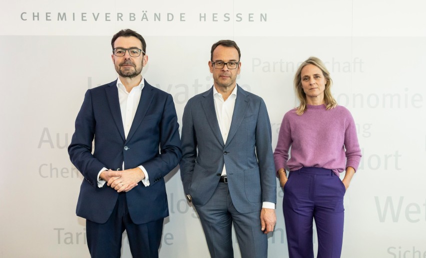 Arbeitgeberverband HessenChemie Hauptgeschäftsführer Dirk Meyer, VCI Hessen Vorsitzender Dr.Joachim Kreysing und VCI Hessen Geschäftsführerin Sula Lockl (v.l.n.r.) © Chemieverbände Hessen / Arne Landwehr