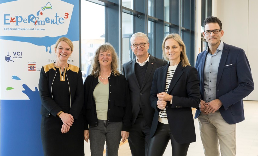 Gemeinsam für starke MINT-Bildung – v.l.n.r. Anke Hundt (HMKB), Heike Blaum (VCI Hessen), Jürgen Funk (HessenChemie), Sula Lockl (VCI Hessen) und Roland Boros (HessenChemie). © Experimente³