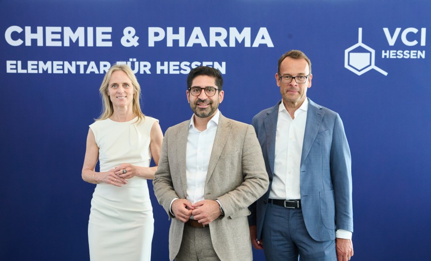 VCI Hessen Geschäftsführerin Sula Lockl, der stellvertretende hessische Ministerpräsident Kaweh Mansoori und VCI Hessen Vorstandsvorsitzender Dr. Joachim Kreysing (v.l.n.r.). &copy; VCI Hessen / Bonitomedia